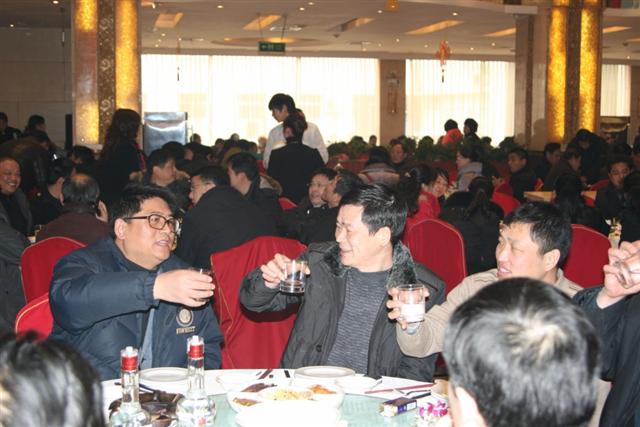 公司領(lǐng)導(dǎo)與院領(lǐng)導(dǎo)互相敬酒 [桌面分辨率] (Small).jpg